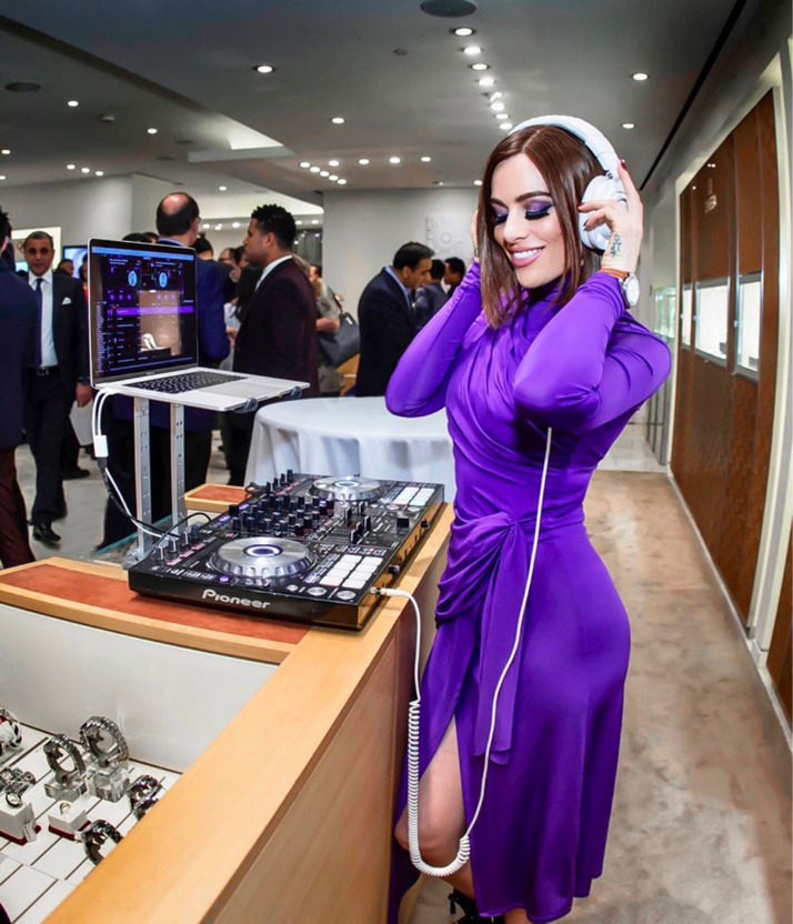 https://chloemorganmusic.com/wp-content/uploads/2022/11/woman-wearing-headphones.png